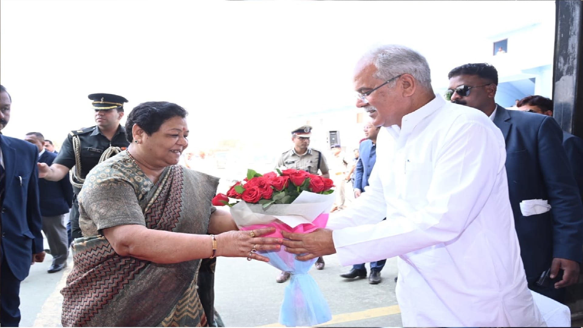 Guard of Honor given to Anusuiya, Governor Harichandan will reach Raipur tomorrow