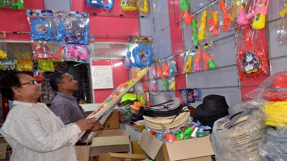 colors of Holi started rising in the market Gulal gun and balloon shooter made a splash