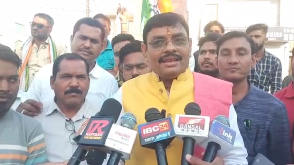 Bhatapara News Congress attacks BJP over ED raid