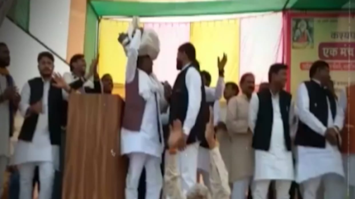Muzaffarnagar News: Muzaffarnagar: Former SP minister Sudhakar Kashyap kept a bag of shoes on his head