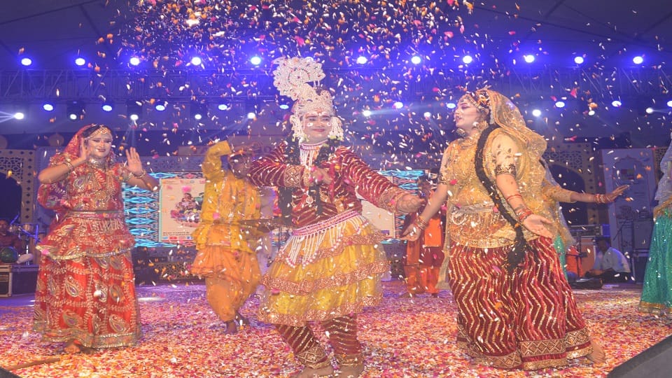 Taj Mahotsav begins with Holi of flowers special presentations won hearts of the audience