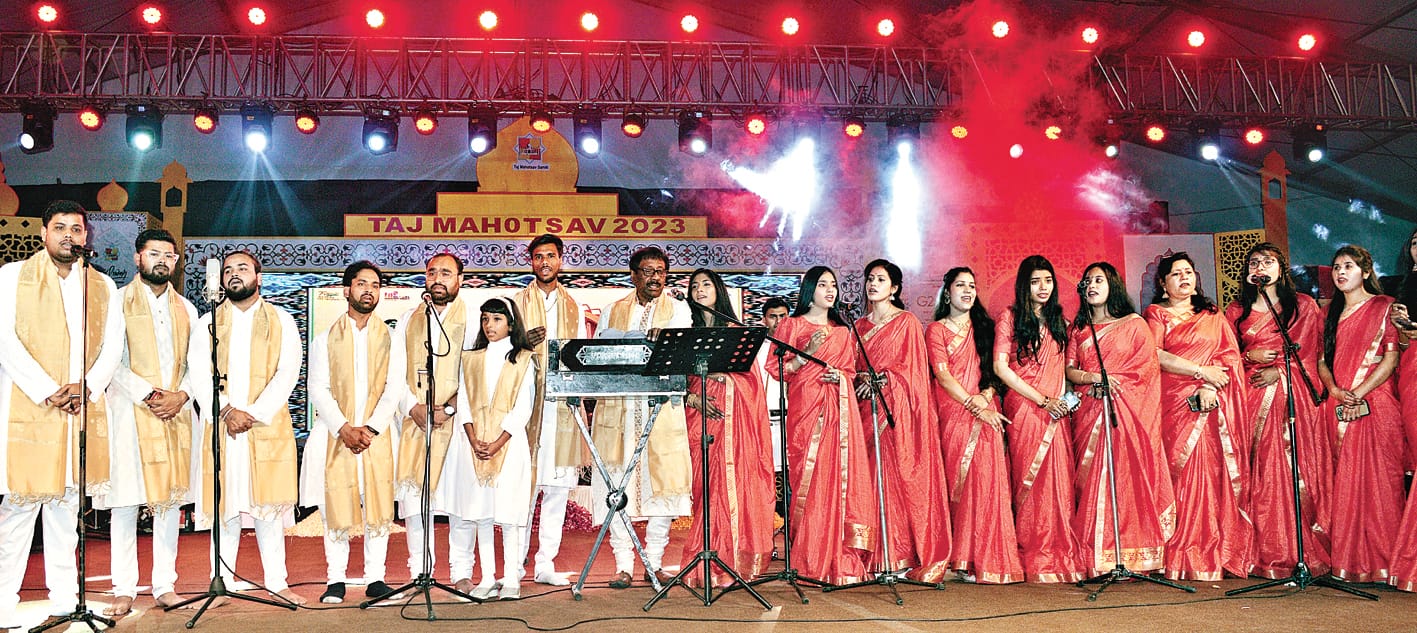 Taj Mahotsav begins with Holi of flowers special presentations won hearts of the audience