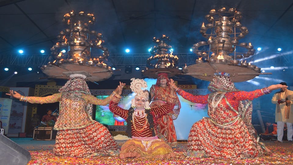 Taj Mahotsav begins with Holi of flowers special presentations won hearts of the audience