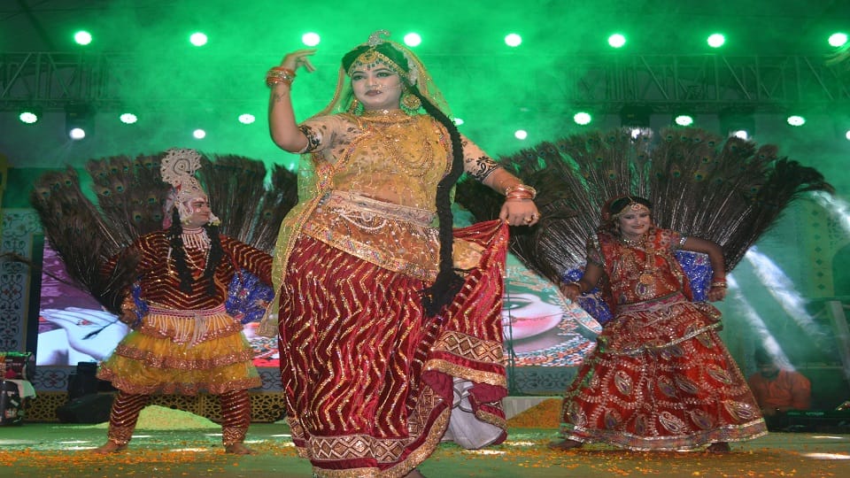 Taj Mahotsav begins with Holi of flowers special presentations won hearts of the audience