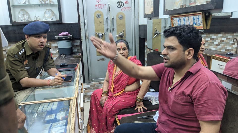 Saraf chased away masked miscreants by making noise four robbers tried to rob In Ghaziabad