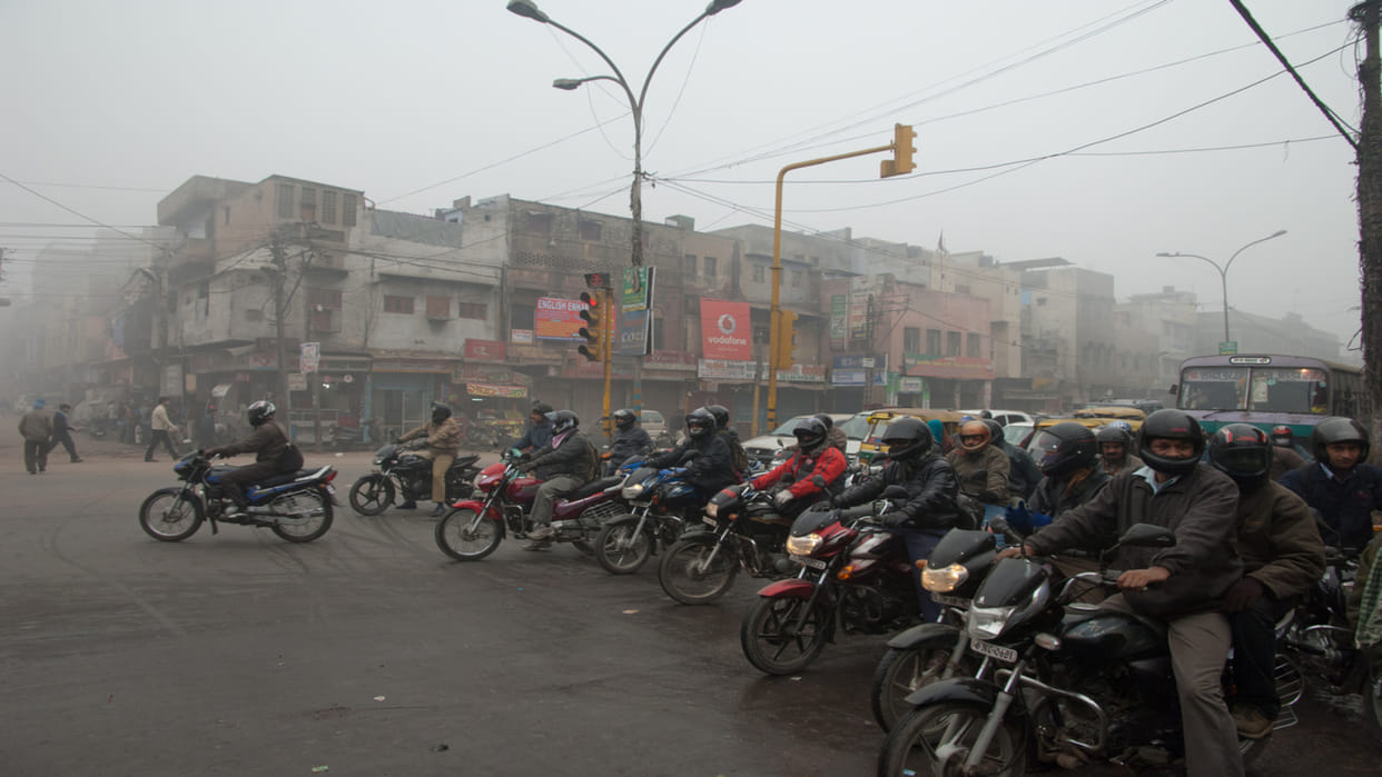 Red Light Traffic Rules: Keep These Rule In Mind While Stopping In Red Light