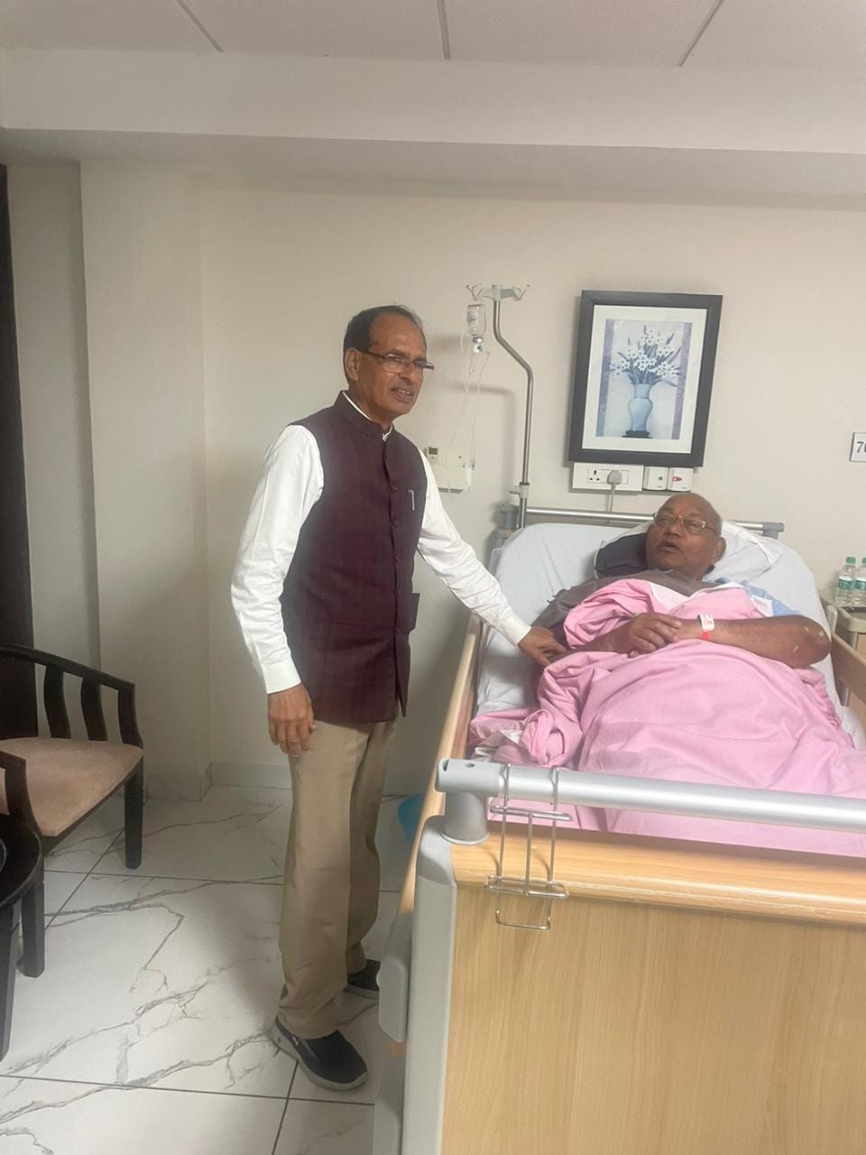 MP News: Assembly Speaker Girish Gautam's health deteriorated, CM Bansal reached the hospital to meet him.