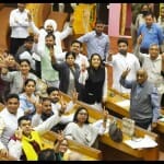 शैली ओबरॉय जीतीं मेयर चुनाव, विक्टरी साइन दिखाते आप पार्षद