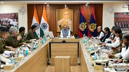 Delhi : एलजी ने किया दिल्ली पुलिस के उपायुक्तों को संबोधित, कमियां बताकर दिये गश्त बढ़ाने के सख्त निर्देश एलजी की मीटिंग...