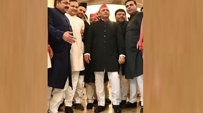 UP Budget 2023-24: बजट के दिन नये लुक में नजर आए अखिलेश यादव, शेरवानी पहनकर सदन पहुंचे बजट सत्र में पहुंचे अखिलेश यादव।