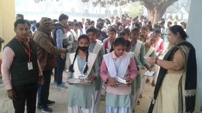 UP Board Exam: बलिया में नकल का खेल बदस्तूर जारी, दूसरे की जगह परीक्षा दे रहे चार लोग पकड़े गए यूपी बोर्ड परीक्षा