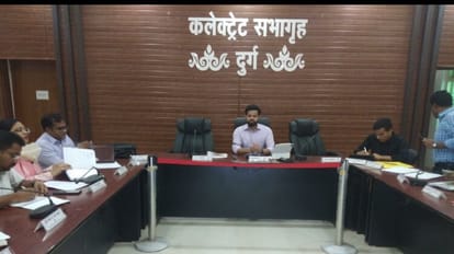 कलेक्टर पुष्पेन्द्र मीणा ने राजस्व प्रकरणों के निराकरण के लिए कलेक्ट्रेट सभागार में समीक्षा बैठक ली।