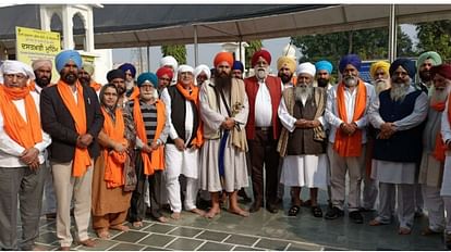 Jind: HSGPC ने संभाली गुरुद्वारा गुरुतेग बहादुर की कमान, गुल्लक को कटर से कटवाकर नया ताला लगवाया गुरुघर में अरदास करते एडहॉक कमेटी सदस्य व अन्य सेवादार।