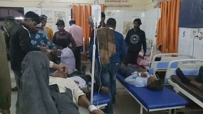 Hathras News: ट्रैक्टर व मैक्स की भिड़ंत में चार की मौत, दस हुए घायल, लगुन-सगाई कर लौट रहे थे वापस हाथरस जिला अस्पताल में इलाज कराते घायल
