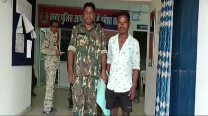 Jagdalpur: रुपयों के लालच में युवक ने भाई को कुल्हाड़ी से काटा, मुआवजा राशि को लेकर था विवाद पुलिस की गिरफ्त में आरोपी
