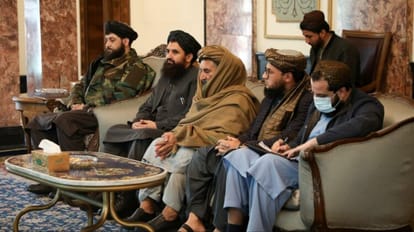 पाकिस्तानी प्रतिनिधिमंडल के साथ वार्ता में अफगान नेता व अधिकारी