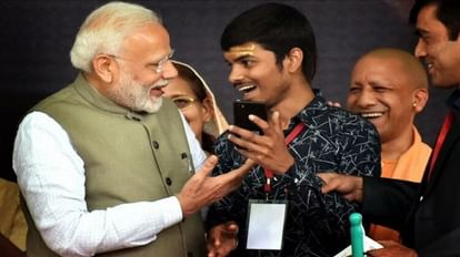 प्रयागराज : जिसे पीएम मोदी ने सराहा, उस दिव्यांग को रोडवेज बस से धक्का देकर गिराया Prayagraj News : पीएम के हाथों स्मार्टफोन प्राप्त करता दृष्टि बधित विवेकमणि त्रिपाठी। फाइल फोटो।