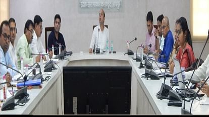 Raipur Collector took a time limit meeting in Collectorate Compus