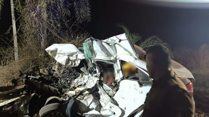 हादसे में क्षतिग्रस्त कार