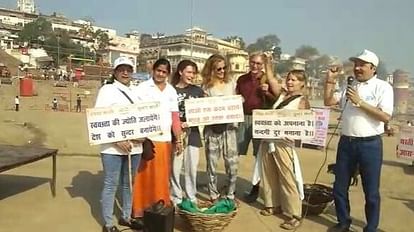 स्वच्छ भारत अभियान से जुड़े डेनमार्क के पर्यटक