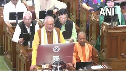 यूपी बजट: छात्रों को टैबलेट-स्मार्टफोन के लिए 3600 करोड़, किसानों-वकीलों के लिए भी योजनाओं का एलान, पढ़ें बजट की बड़ी बातें