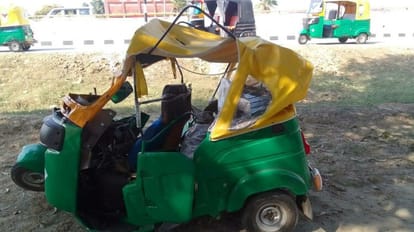 Varanasi: स्कूल बस की टक्कर से ऑटो चालक की मौत , दो दिन पहले ही लोन पर लिया था ऑटो बस की टक्कर से क्षतिग्रस्त ऑटो