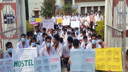 BHU: नर्सिंग छात्रों का धरना- प्रदर्शन तीसरे दिन भी जारी, एक की तबीयत बिगड़ी, IMS प्रशासन पर अनदेखी का आरोप बीएचयू आईएमएस में नर्सिंग छात्रों का धरना जारी