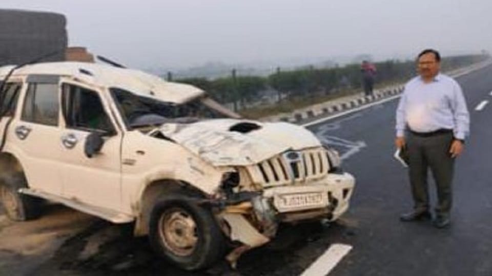 Agra Lucknow Expressway Accident Scorpio car collided with divider one killed half a dozen injured
