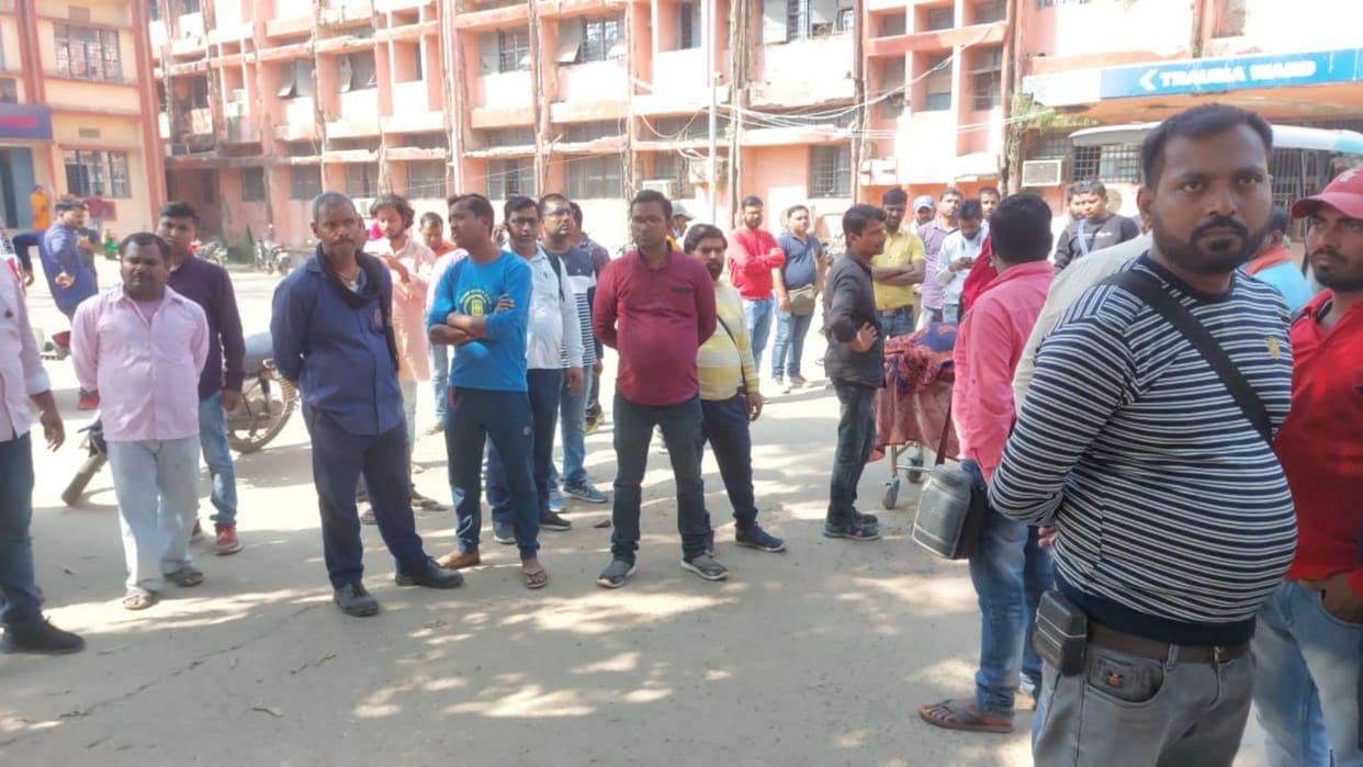Meter reader Pankaj Kumar of Caliber Private Limited Company died in road accident in Bhagalpur family mourns