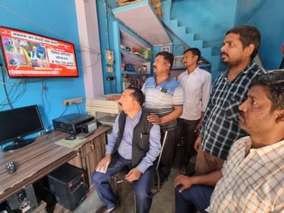 बजट देखते लोग