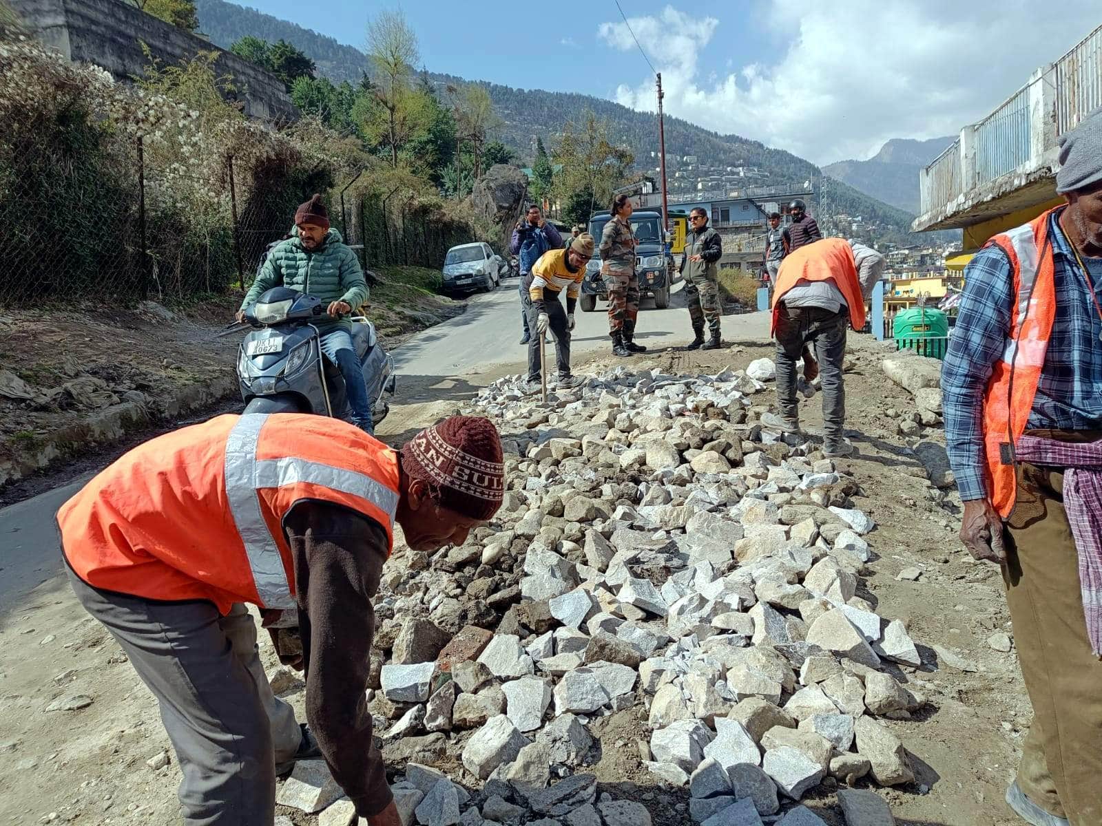 Joshimath Landslide increased in Manohar Bagh Ward 300 meter long cracks and large pits