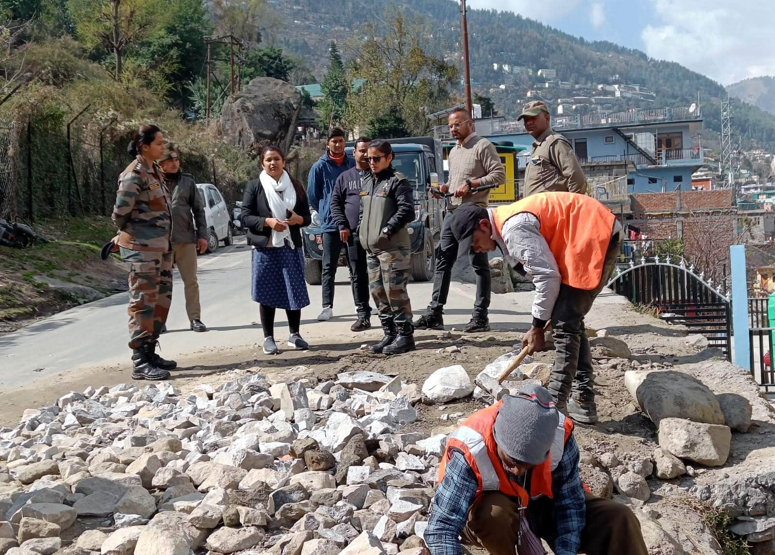 Joshimath Landslide land is sinking day by day In Marwari Ward Electricity pillars started bending