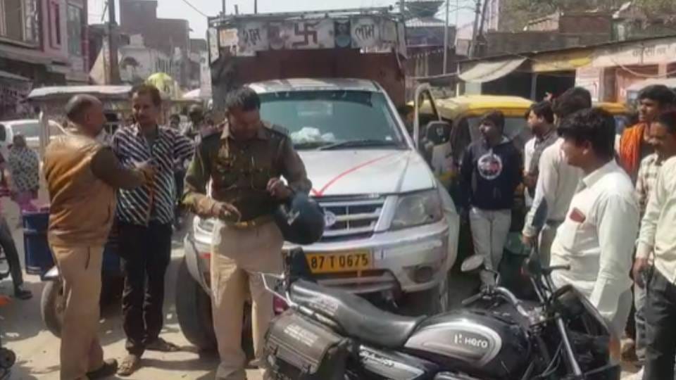 there was long jam on GT Road due to husband and wife started high voltage drama in mid of road  In Firozabad