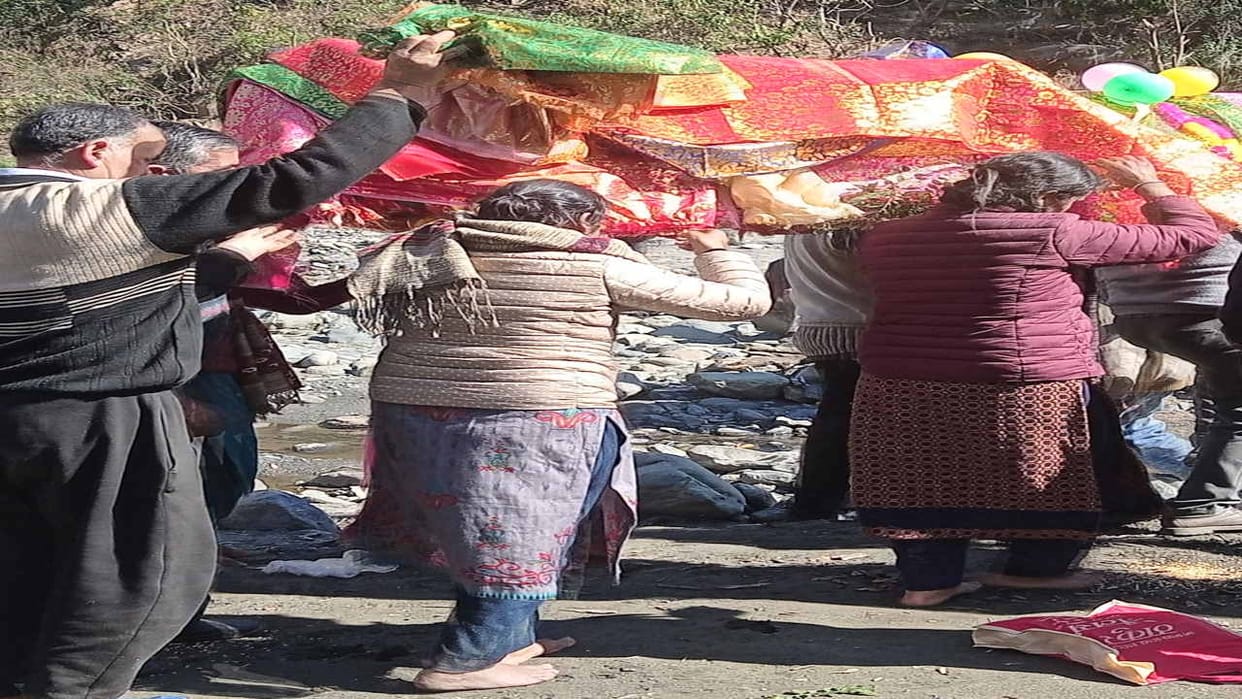 Himachal Pradesh: Five daughters gave shoulder to father's bier, lit the funeral pyre