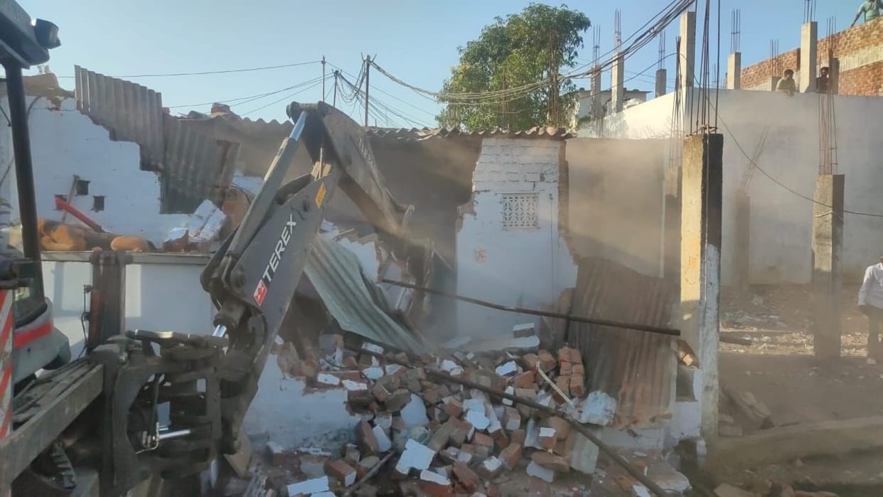 Bhopal News: Bulldozer runs on illegal house of cow slaughterers in Gandhinagar, Bhopal