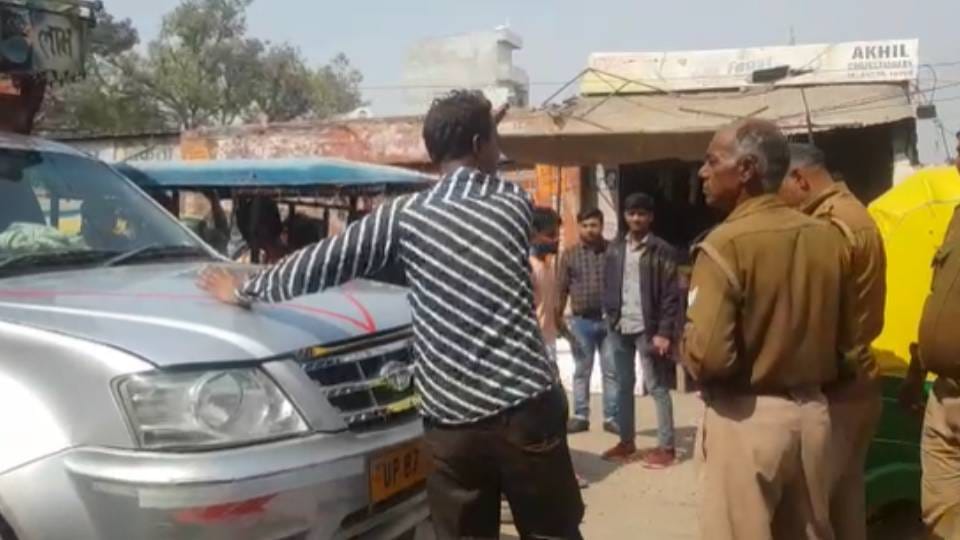 there was long jam on GT Road due to husband and wife started high voltage drama in mid of road  In Firozabad