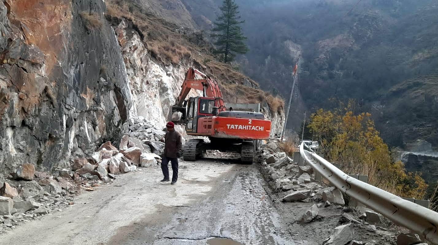 Joshimath Landslide land is sinking day by day In Marwari Ward Electricity pillars started bending