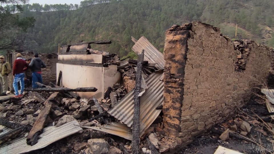 Uttarkashi: Three residential houses gutted by forest fire