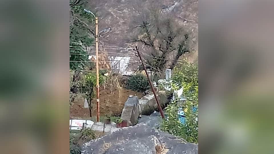 Joshimath Landslide land is sinking day by day In Marwari Ward Electricity pillars started bending