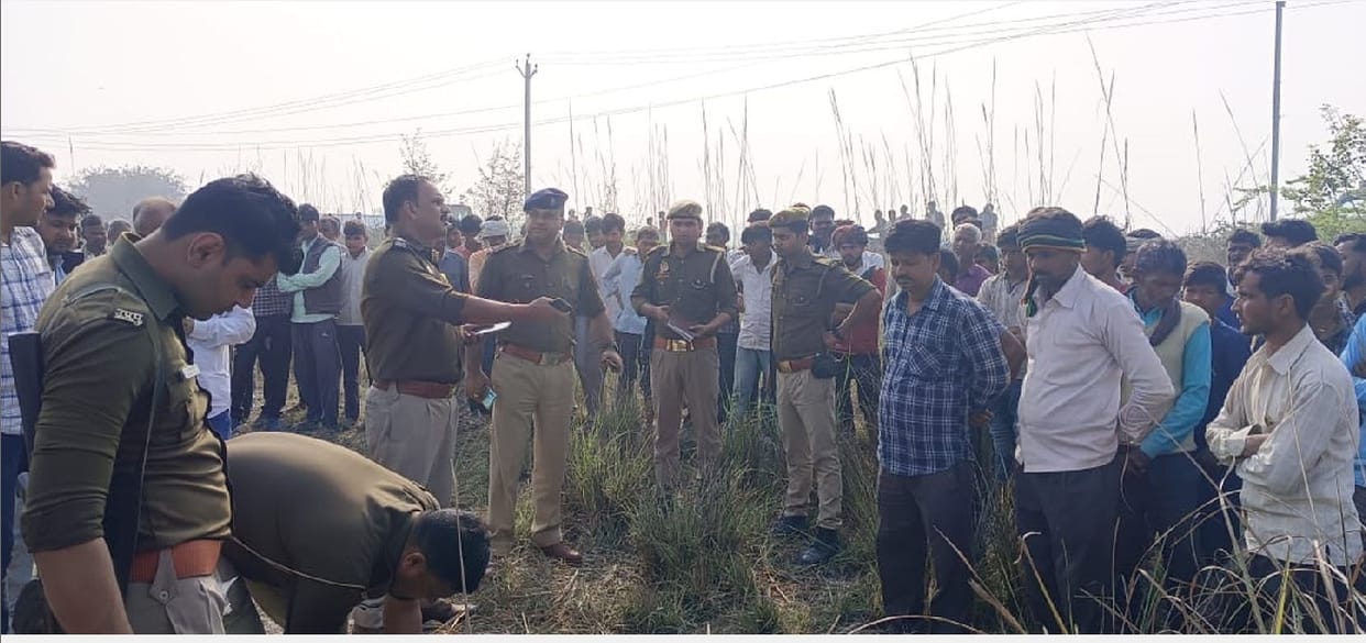 farmer was killed by crushing him with a brick in Farrukhabad, bloodied body was lying on the roadside