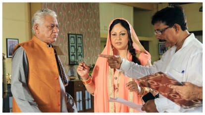 Khela Hobe Review in Hindi Amar Ujala Om Puri Mugdha Godse Manoj Joshi Sunil C Sinha