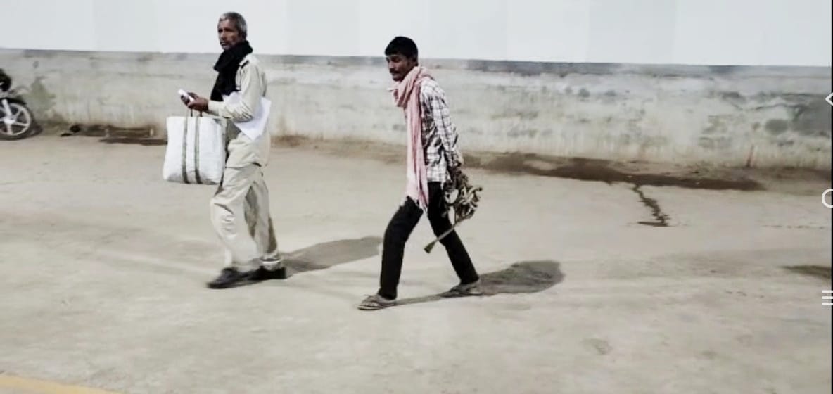 Bihar: Liquor accused in Nawada is openly roaming with handcuffs