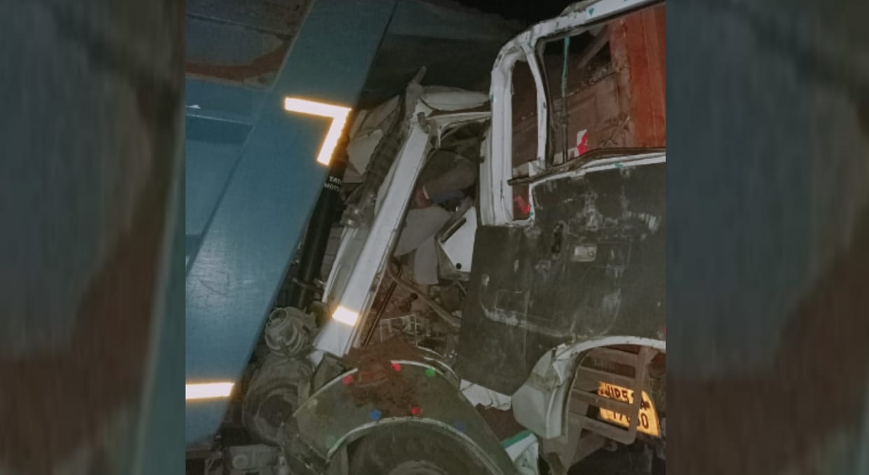 Lucknow News: High speed dumper rammed into bad trailer, driver burnt alive