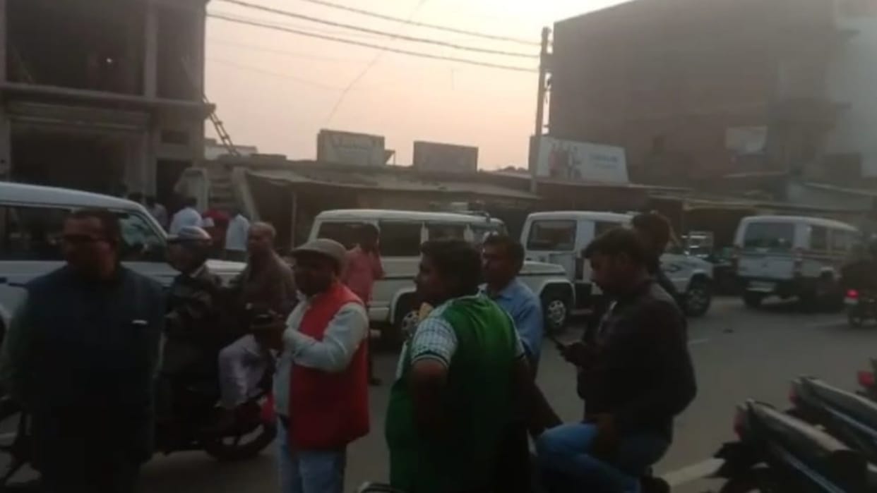 GST department team raided the establishments of more than 10 traders in Bijnor