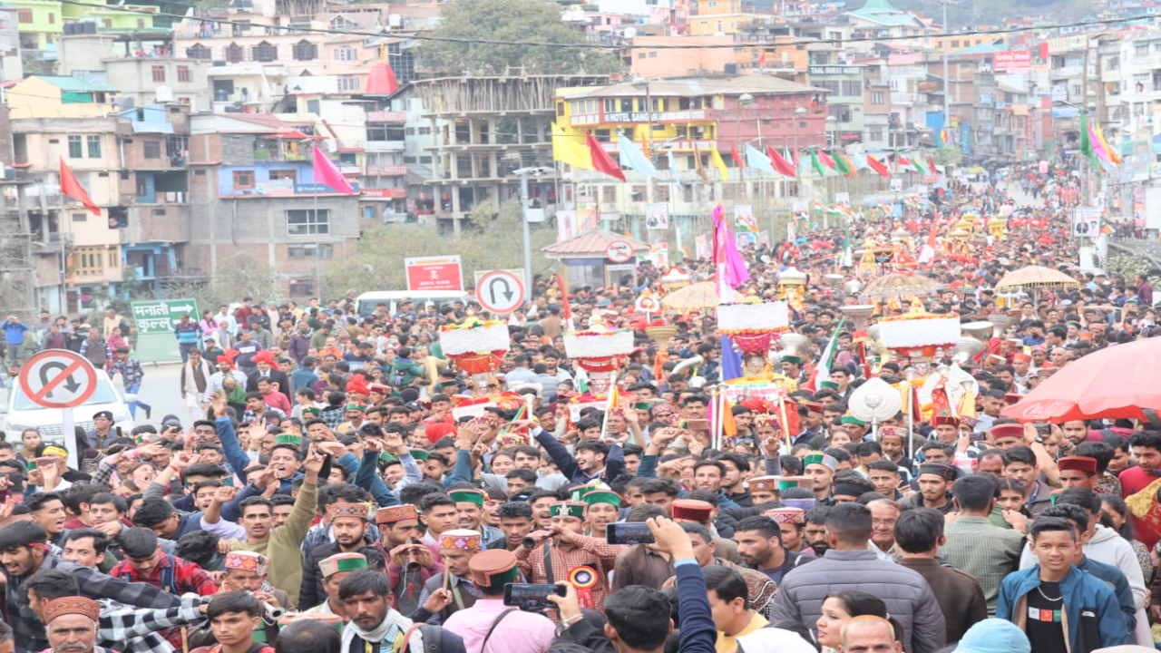 Second Jaleb led by Raj Devta Madhorai, Chhoti Kashi echoed with divine sounds