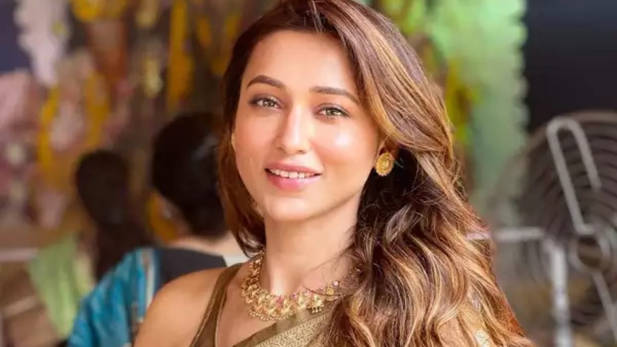 Tmc MP Mimi Chakraborty Tweeted About Finding A hair in food of Emirates airlines bangali Actress Got Angry