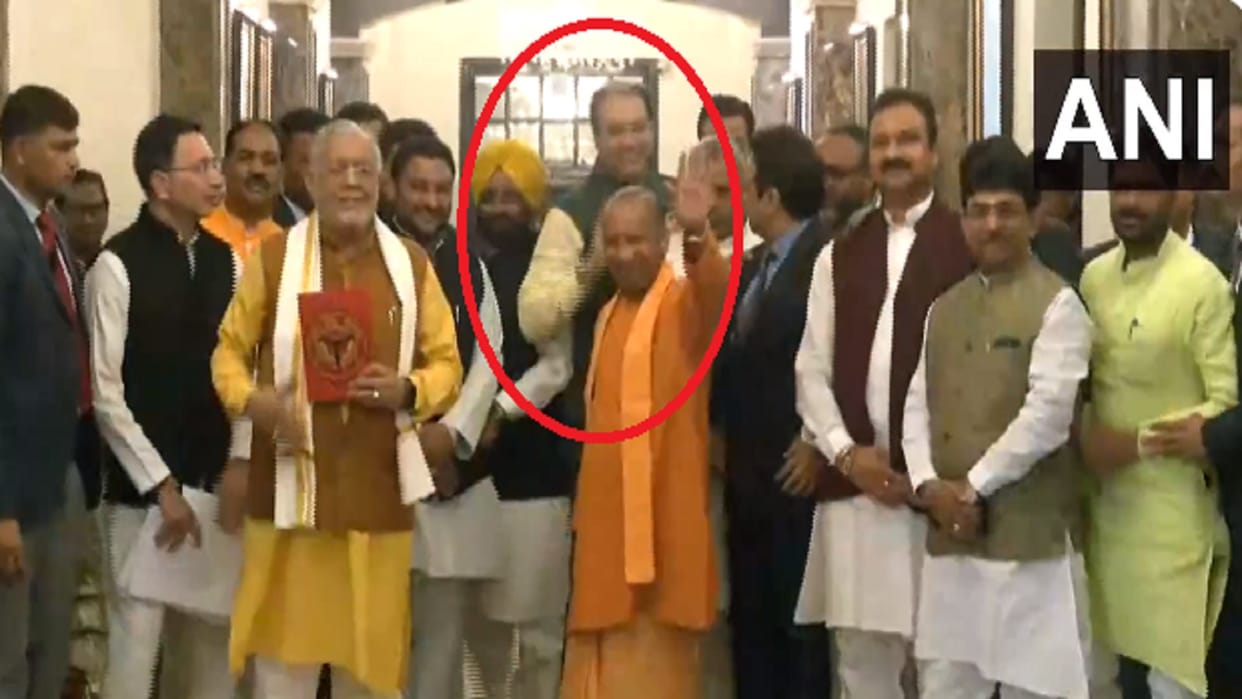UP Budget 2023 when mohsin raza pushed ministers to take photographs with cm Yogi Adityanath video