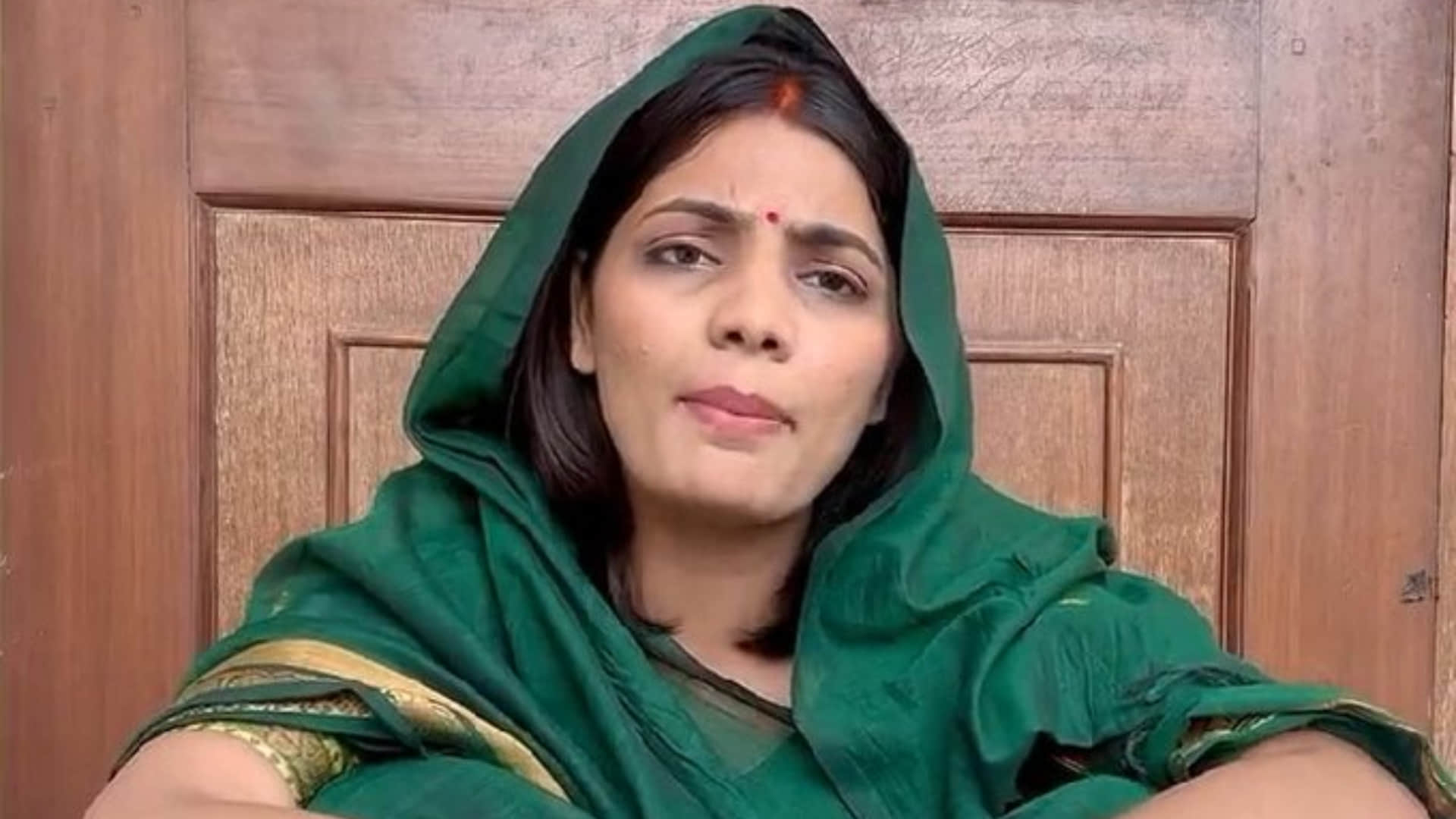 Neha Singh Rathore known for her controversial track UP Mein Ka Ba met with ghastly accident video goes viral