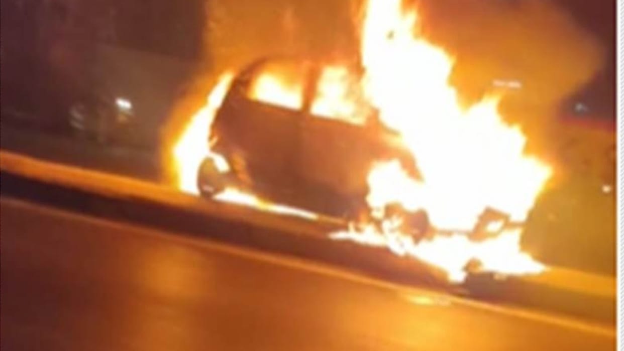 Car burnt on the road in Indore, businessman saved his life by getting out of the car