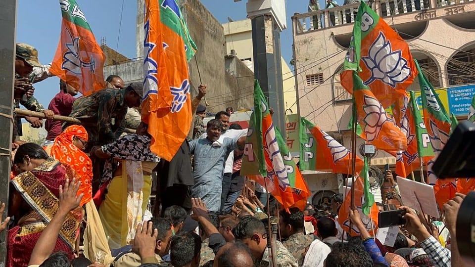 BJP workers reached to encircle the residence of MLA Rekhchand Jain